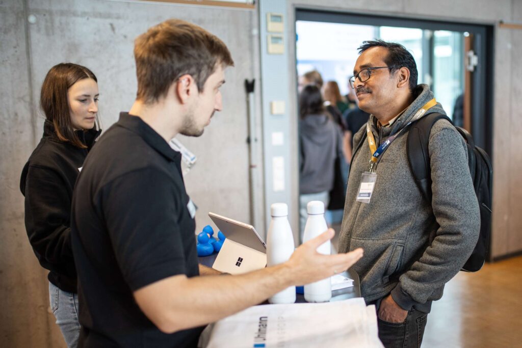 Teilnehmer der Karriereboerse Albstadt Sigmaringen 2025 im Gespraech.